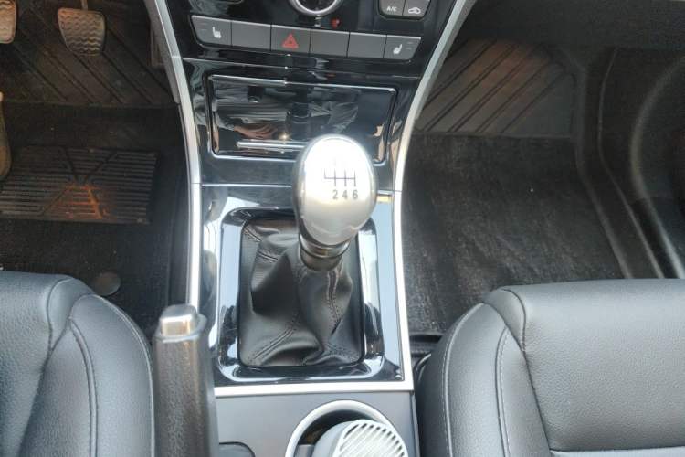 Used Haval H2 2016 Red Label 1.5T Manual Two-Wheel Drive Elite Model Gear Lever