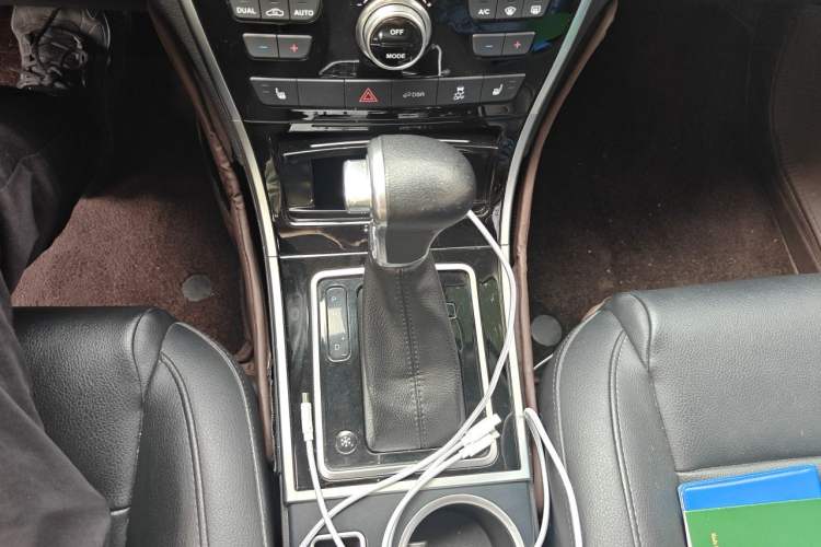 Used Haval H2 2016 Red Label 1.5T Automatic Two-Wheel Drive Prestige Model Gear Lever