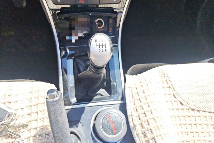 Used Haval H2 2016 Red Label 1.5T Manual Two-Wheel Drive Elite Model Gear Lever