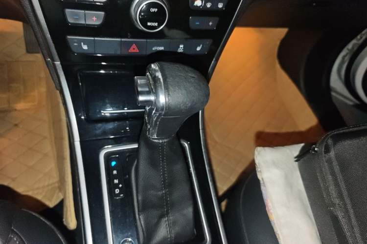 Used Haval H2 2016 Red-Label 1.5T Automatic Two-Wheel Drive Luxury Model Gear Lever