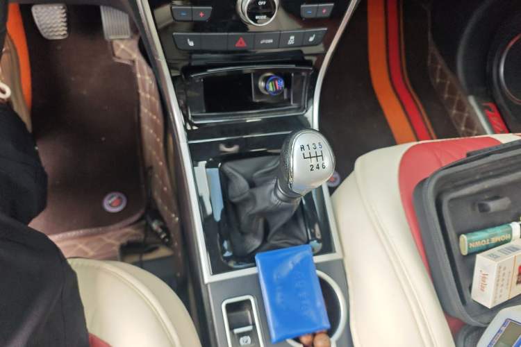 Used Haval H2 2016 Red-Label 1.5T Manual Two-Wheel Drive Luxury Model Gear Lever