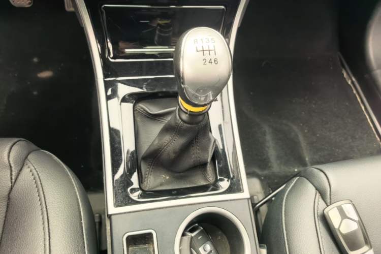 Used Haval H2 2016 Red-Label 1.5T Manual Two-Wheel Drive Luxury Model Gear Lever