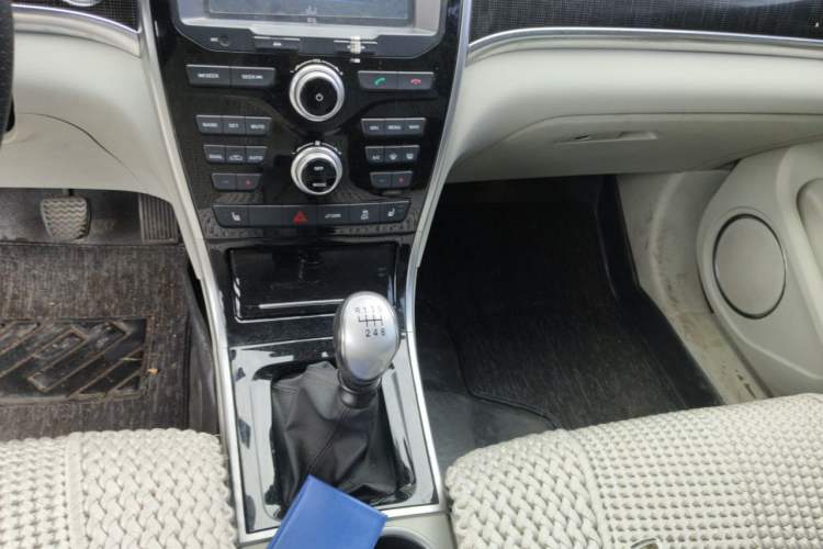 Used Haval H2 2016 Red-Label 1.5T Manual Two-Wheel Drive Luxury Model Gear Lever