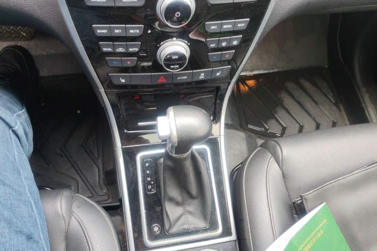 Used Haval H2 2016 Red-Label 1.5T Automatic Two-Wheel Drive Luxury Model Gear Lever