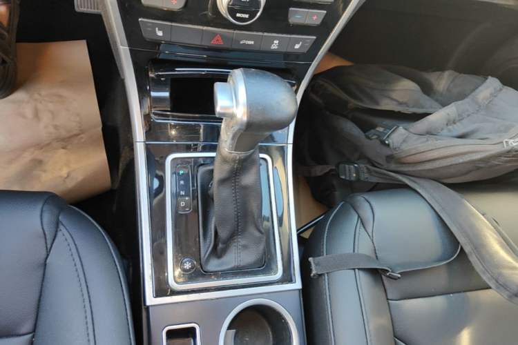 Used Haval H2 2016 Red-Label 1.5T Automatic Two-Wheel Drive Luxury Model Gear Lever