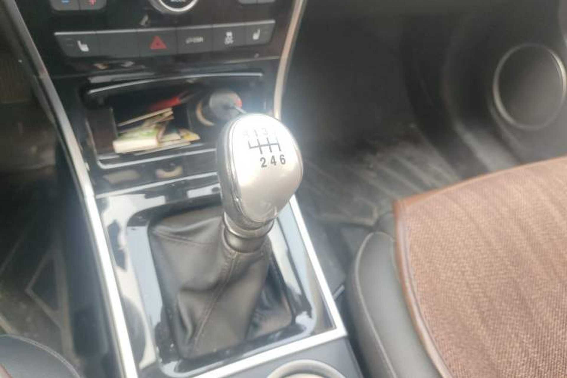 Used Haval H2 2016 Red-Label 1.5T Manual Two-Wheel Drive Luxury Model Gear Lever