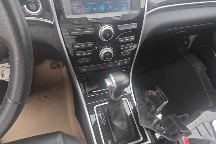 Used Haval H2 2016 Red-Label 1.5T Automatic Two-Wheel Drive Luxury Model Gear Lever