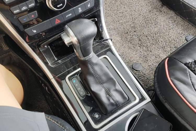 Used Haval H2 2016 Red-Label 1.5T Automatic Two-Wheel Drive Luxury Model Gear Lever