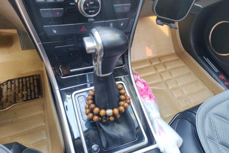 Used Haval H2 2016 Red-Label 1.5T Automatic Two-Wheel Drive Luxury Model Gear Lever