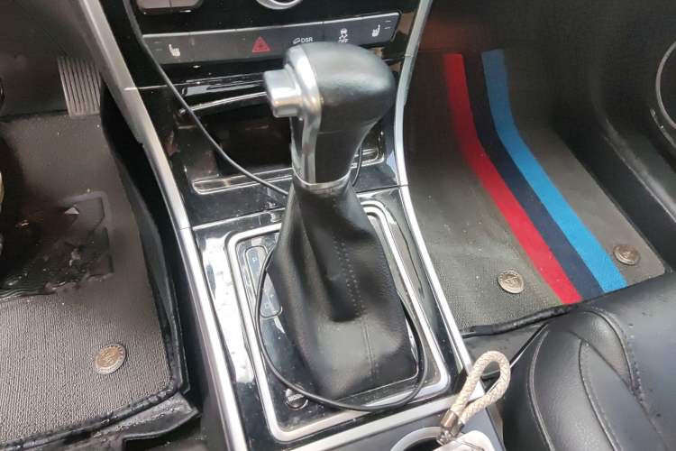 Used Haval H2 2016 Red-Label 1.5T Automatic Two-Wheel Drive Luxury Model Gear Lever