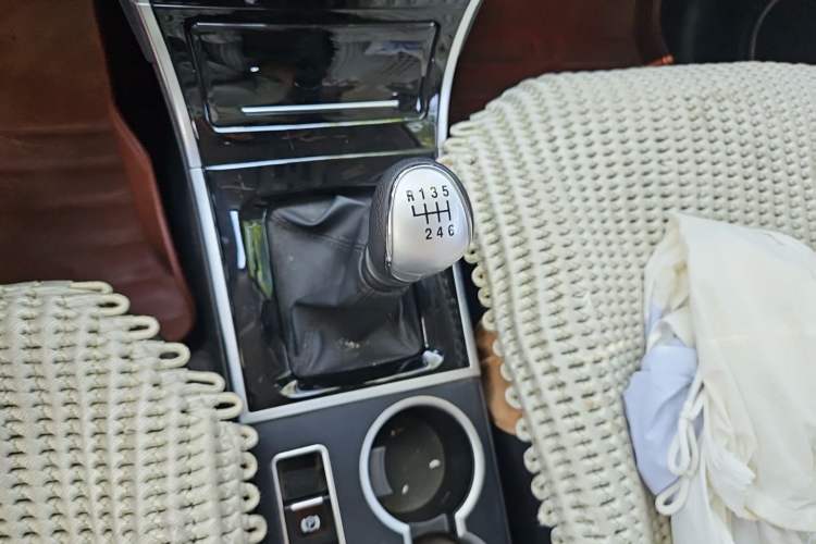 Used Haval H2 2016 Red Label 1.5T Manual Two-Wheel Drive Elite Model Gear Lever