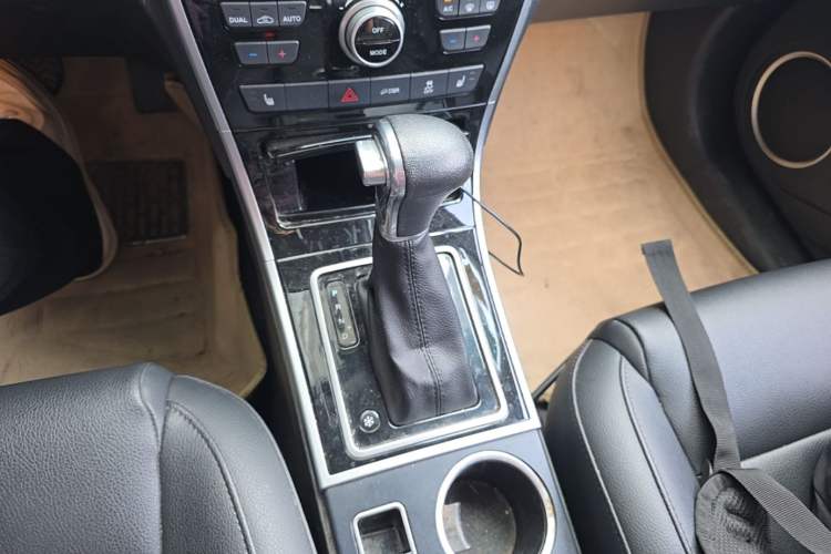 Used Haval H2 2016 Red-Label 1.5T Automatic Two-Wheel Drive Luxury Model Gear Lever