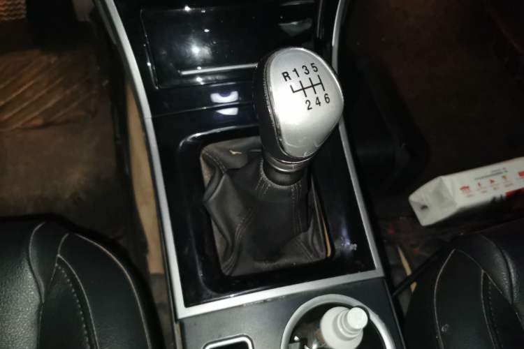 Used Haval H2 2016 Red-Label 1.5T Manual Two-Wheel Drive Luxury Model Gear Lever