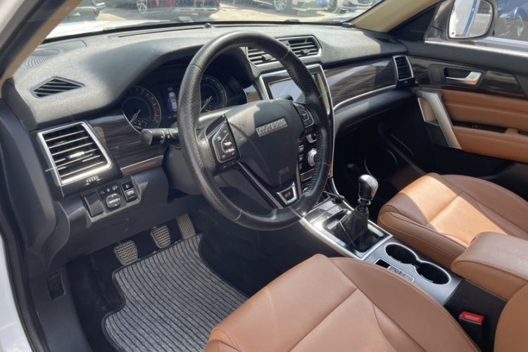 Used Haval H2 2016 Red-Label 1.5T Manual Two-Wheel Drive Luxury Model Interior 1