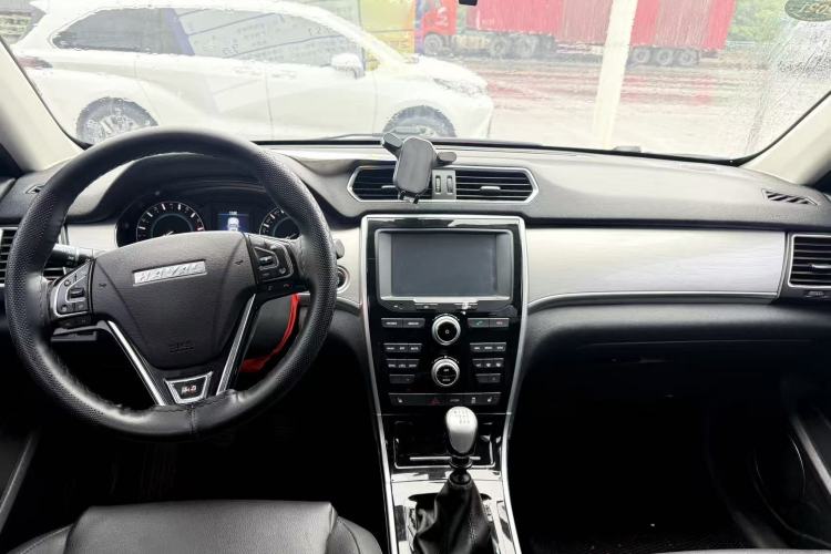 Used Haval H2 2016 Red-Label 1.5T Manual Two-Wheel Drive Luxury Model Interior 3