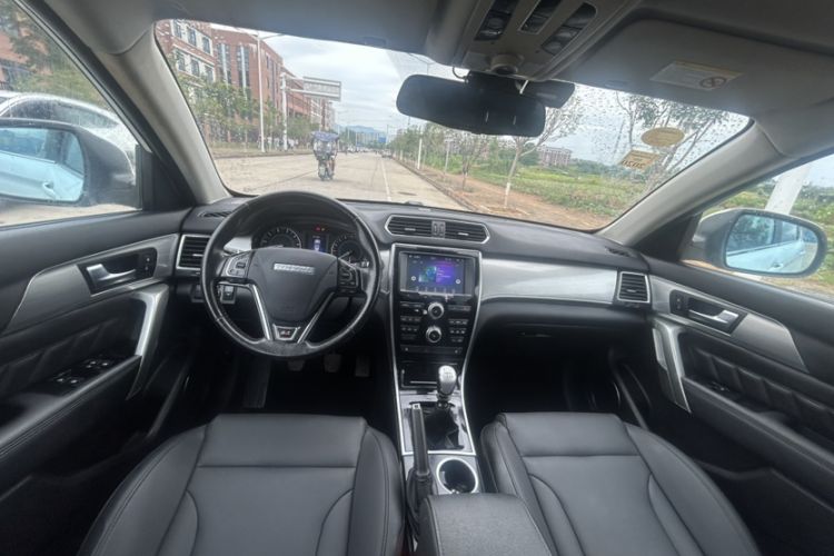 Used Haval H2 2016 Red Label 1.5T Manual Two-Wheel Drive Elite Model Interior 3