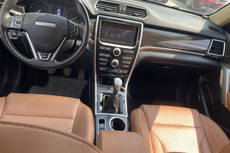 Used Haval H2 2016 Red-Label 1.5T Manual Two-Wheel Drive Luxury Model Interior 3