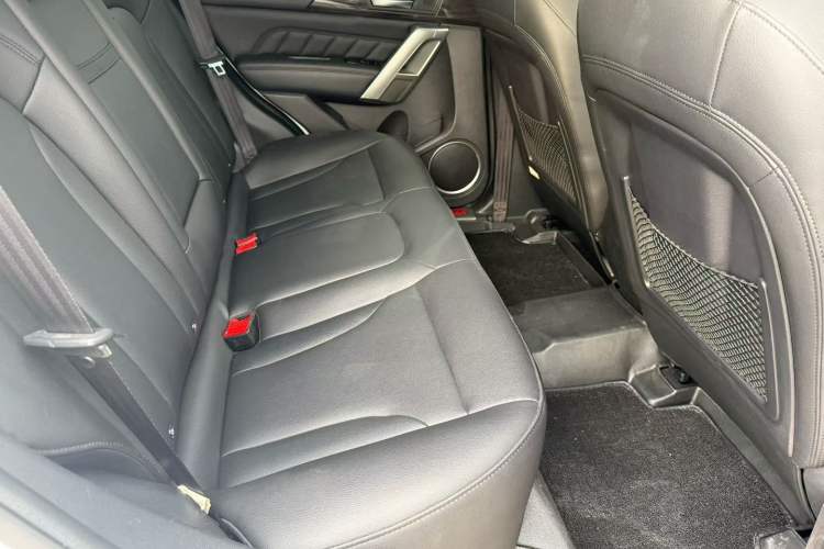 Used Haval H2 2016 Red-Label 1.5T Manual Two-Wheel Drive Luxury Model Interior 4