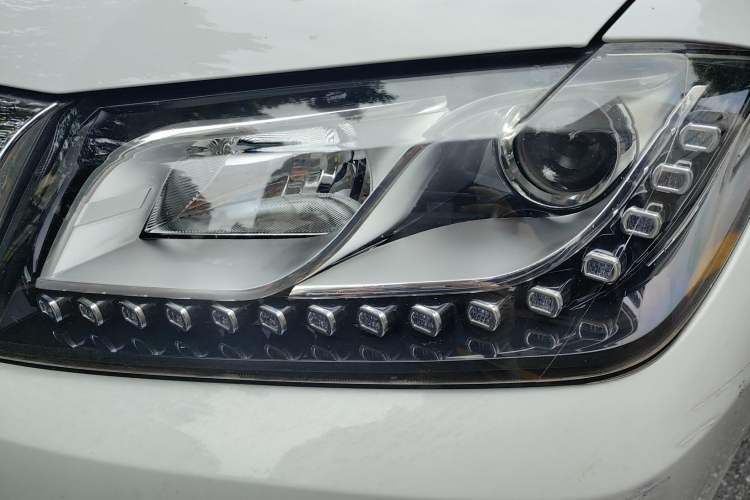 Used Haval H2 2016 Red Label 1.5T Automatic Two-Wheel Drive Elite Model Left Front Headlight