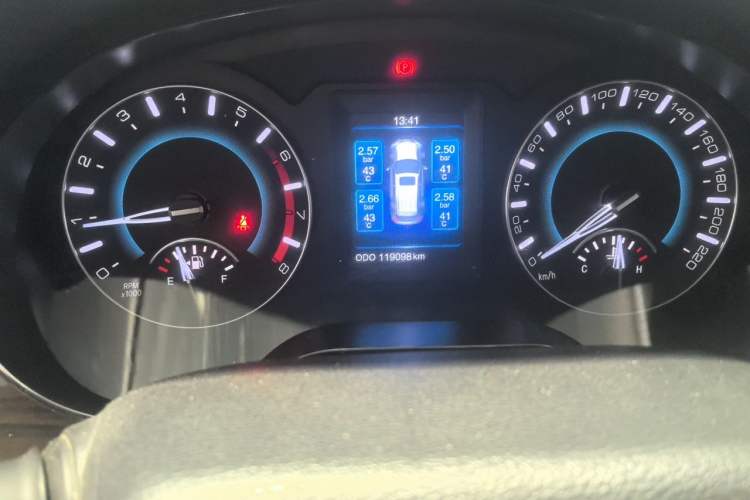 Used Haval H2 2016 Red Label 1.5T Manual Two-Wheel Drive Elite Model Odometer Close Up