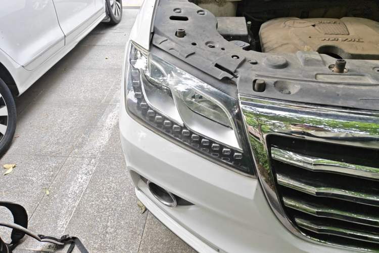 Used Haval H2 2016 Red-Label 1.5T Manual Two-Wheel Drive Luxury Model Right Front Headlight