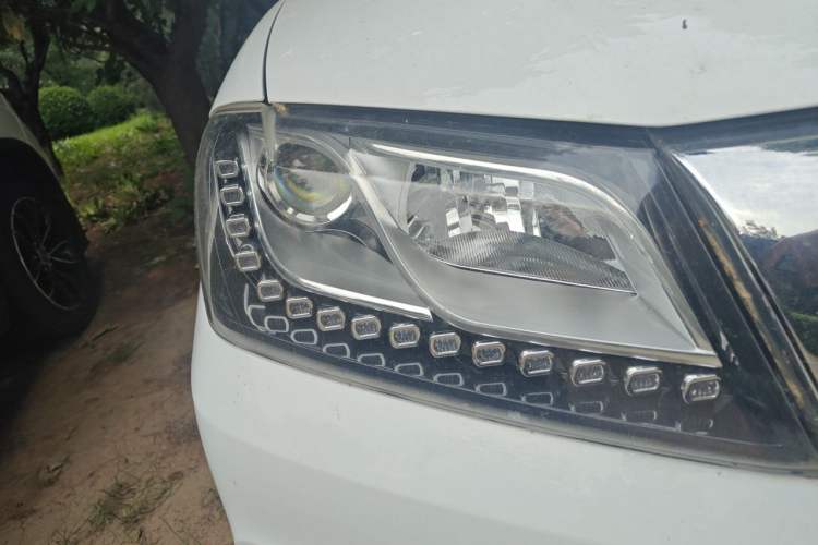Used Haval H2 2016 Red Label 1.5T Manual Two-Wheel Drive Elite Model Right Front Headlight