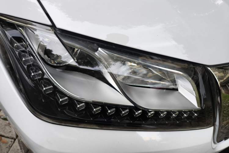 Used Haval H2 2016 Red Label 1.5T Automatic Two-Wheel Drive Elite Model Right Front Headlight