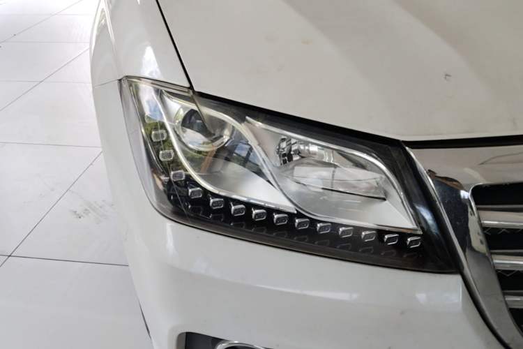 Used Haval H2 2016 Red-Label 1.5T Manual Two-Wheel Drive Luxury Model Right Front Headlight
