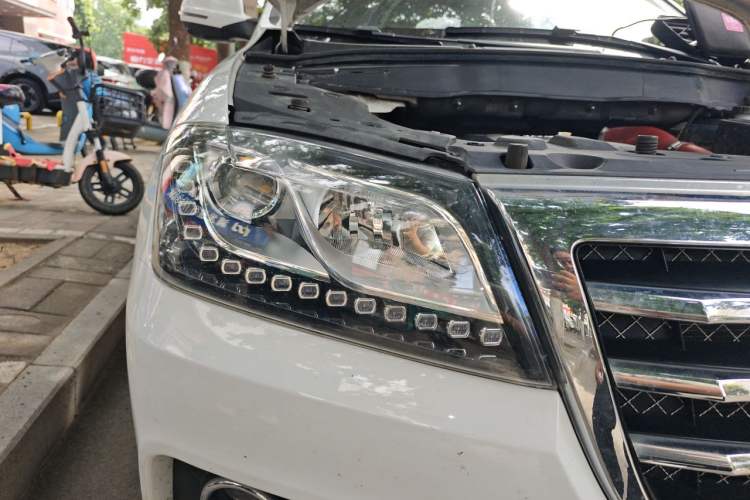 Used Haval H2 2016 Red-Label 1.5T Automatic Two-Wheel Drive Luxury Model Right Front Headlight
