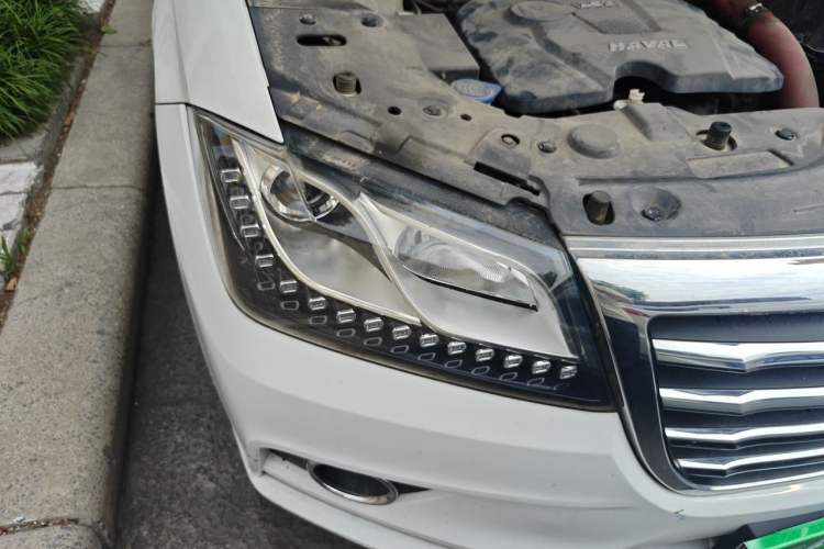 Used Haval H2 2016 Red Label 1.5T Automatic Two-Wheel Drive Prestige Model Right Front Headlight
