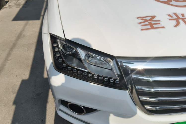 Used Haval H2 2016 Red Label 1.5T Manual Two-Wheel Drive Urban Edition Right Front Headlight