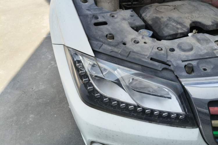 Used Haval H2 2016 Red-Label 1.5T Manual Two-Wheel Drive Luxury Model Right Front Headlight