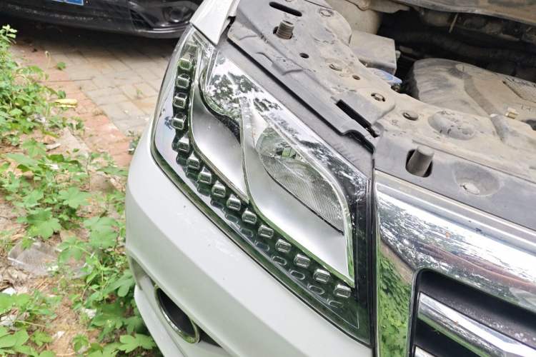 Used Haval H2 2016 Red-Label 1.5T Manual Two-Wheel Drive Luxury Model Right Front Headlight
