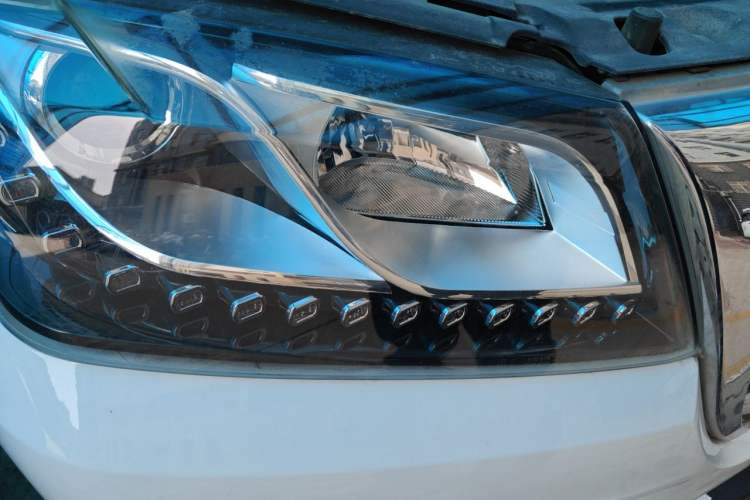 Used Haval H2 2016 Red-Label 1.5T Manual Two-Wheel Drive Luxury Model Right Front Headlight