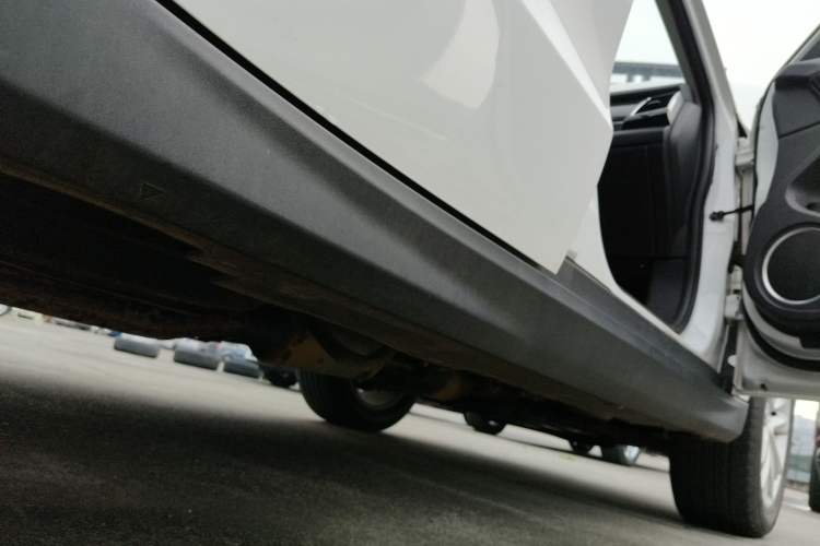 Used Haval H2 2016 Red Label 1.5T Manual Two-Wheel Drive Prestige Model Right Side Sill