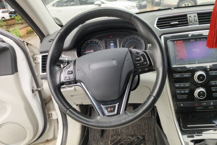 Used Haval H2 2016 Red-Label 1.5T Manual Two-Wheel Drive Luxury Model Steering Wheel