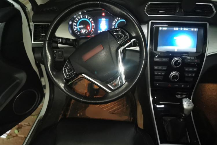 Used Haval H2 2016 Red-Label 1.5T Manual Two-Wheel Drive Luxury Model Steering Wheel