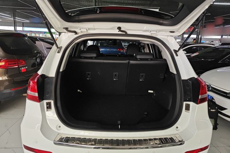 Used Haval H2 2016 Red-Label 1.5T Manual Two-Wheel Drive Luxury Model Trunk