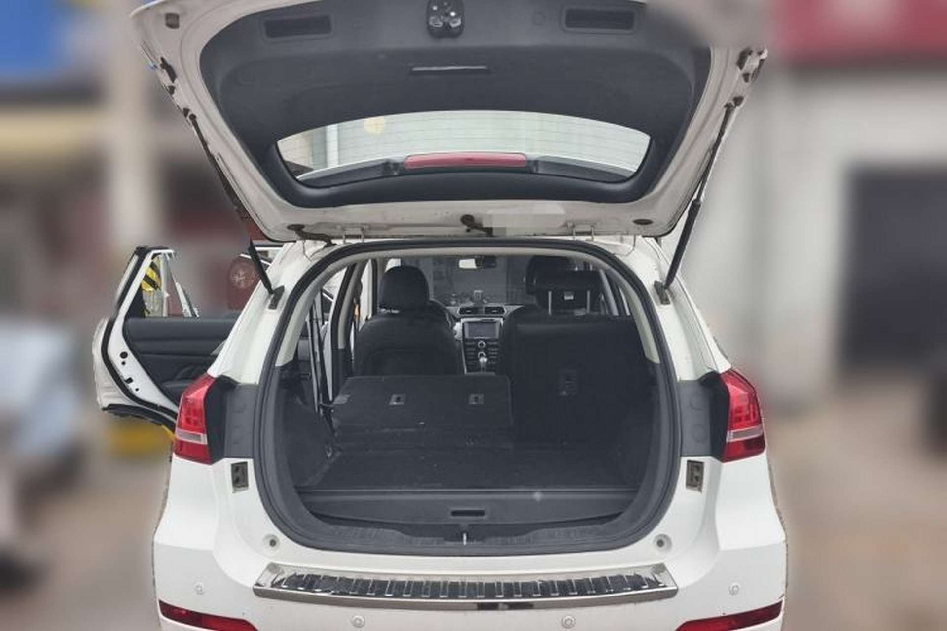 Used Haval H2 2016 Red-Label 1.5T Manual Two-Wheel Drive Luxury Model Trunk