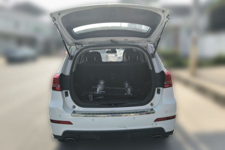 Used Haval H2 2016 Red Label 1.5T Manual Two-Wheel Drive Urban Edition Trunk