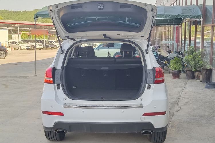 Used Haval H2 2016 Red Label 1.5T Manual Two-Wheel Drive Elite Model Trunk
