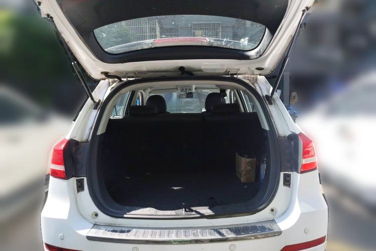 Used Haval H2 2016 Red-Label 1.5T Manual Two-Wheel Drive Luxury Model Trunk