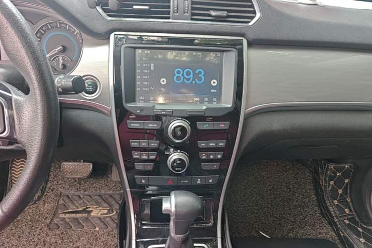 Used Haval H2 2017 Red-Label 1.5T Automatic Two-Wheel Drive Luxury Model Audio And AC Panel