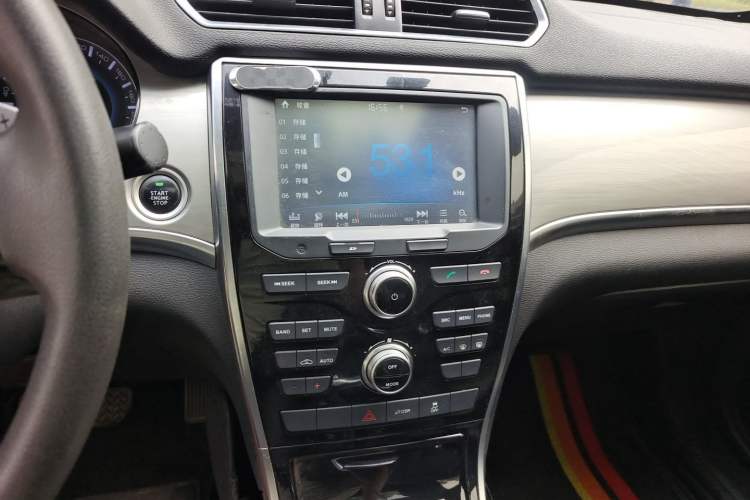 Used Haval H2 2017 Red-Label 1.5T Automatic Two-Wheel Drive Luxury Model Audio And AC Panel