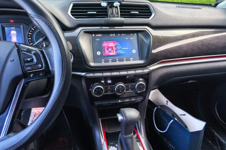 Used Haval H2 2017 Blue Label 1.5T Automatic Two-Wheel Drive Luxury Model Audio And AC Panel