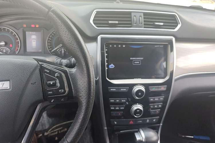Used Haval H2 2017 Red-Label 1.5T Automatic Two-Wheel Drive Luxury Model Audio And AC Panel