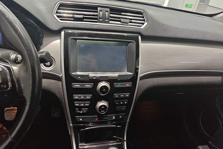 Used Haval H2 2017 Red-Label 1.5T Manual Two-Wheel Drive Luxury Model Audio And AC Panel