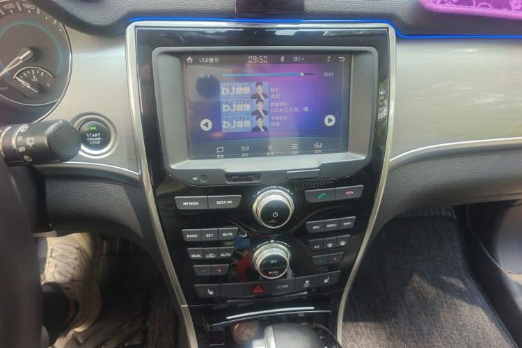 Used Haval H2 2017 Red-Label 1.5T Automatic Two-Wheel Drive Luxury Model Audio And AC Panel