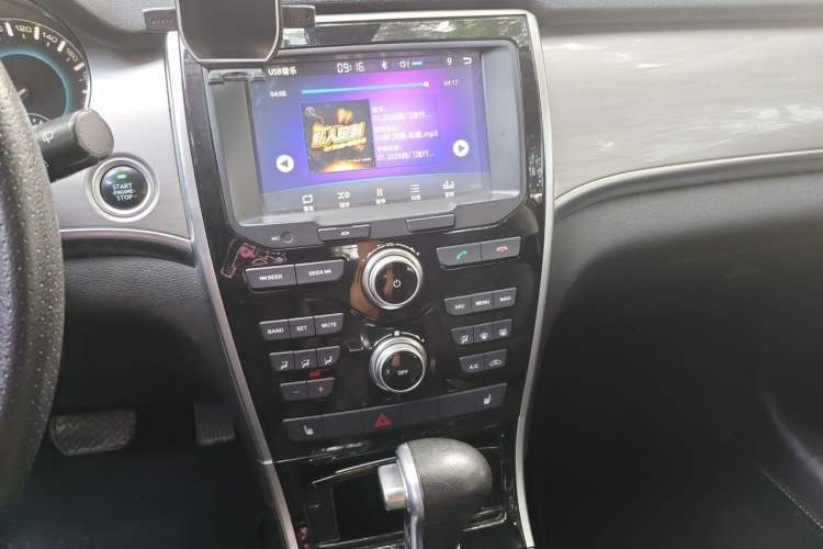 Used Haval H2 2017 Red-Label 1.5T Automatic Two-Wheel Drive Elite Model Audio And AC Panel