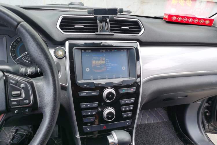 Used Haval H2 2017 Red-Label 1.5T Automatic Two-Wheel Drive Elite Model Audio And AC Panel